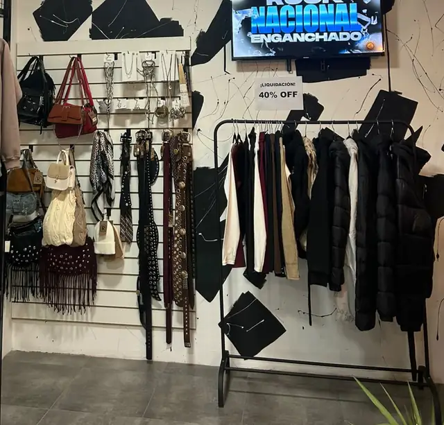 Pared de Rústica con carteras, bandoleras y cintos