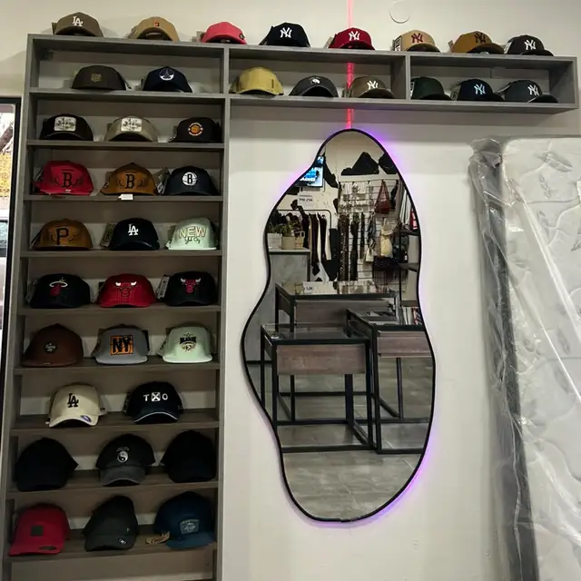 Estantería de gorras de Rústica: NY, LA, Bulls y más