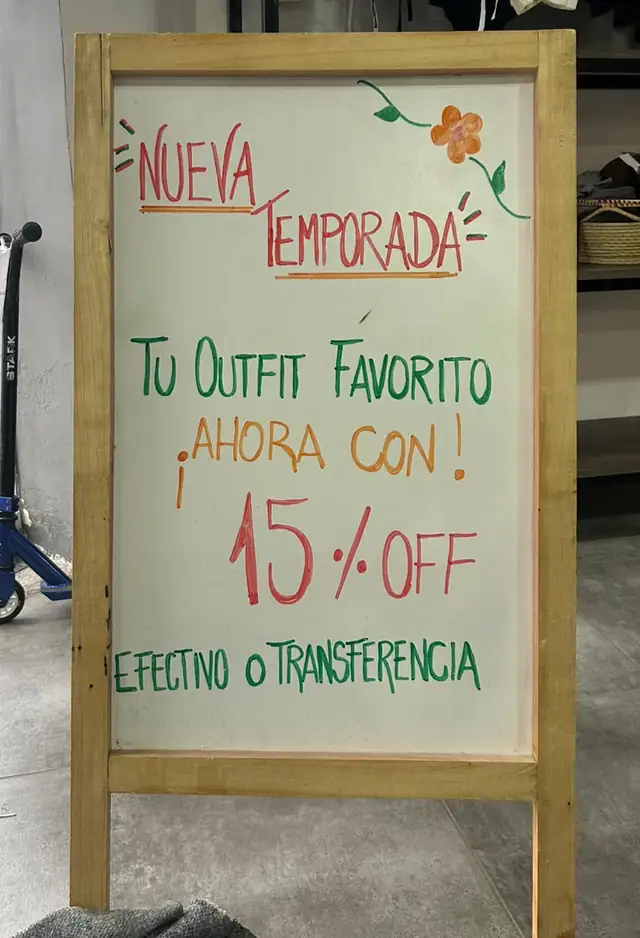 Pizarra en la entrada: nueva temporada, 15% off en efectivo o transferencia